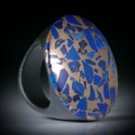 Edelsteinring Lapislazuli in Bronze, Tafelring mit Karbon Ringschiene, Innendurchmesser 19mm, Tafeldurchmesser 33mm