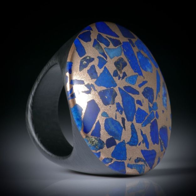 Edelsteinring Lapislazuli in Bronze, Tafelring mit Karbon Ringschiene, Innendurchmesser 19mm, Tafeldurchmesser 33mm