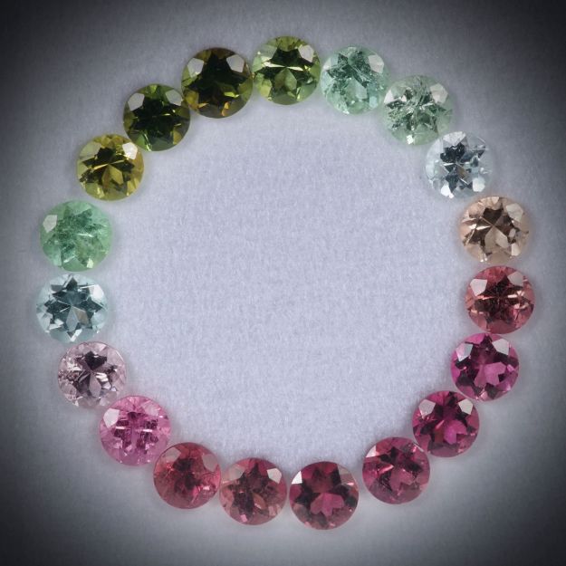 Turmalin Lot 3.47ct. 19 runde Cabochon 3.7mm Durchmesser