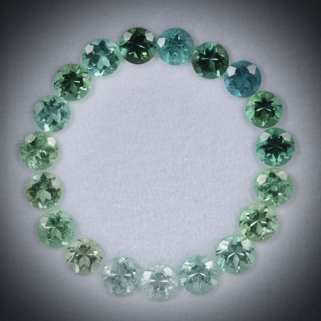 Turmalin Lot 3.68ct. 19 runde Steine 3.7mm Durchmesser