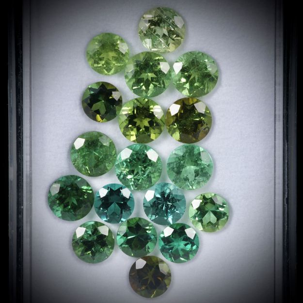 Turmalin Lot 13.5ct. 18 runde Steine ca.5-6mm Durchmesser