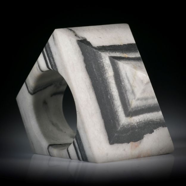 Steinring aus Streifenquarzit (Australien), Pyramidenförmiger Tafelring ca.38x35x28mm
