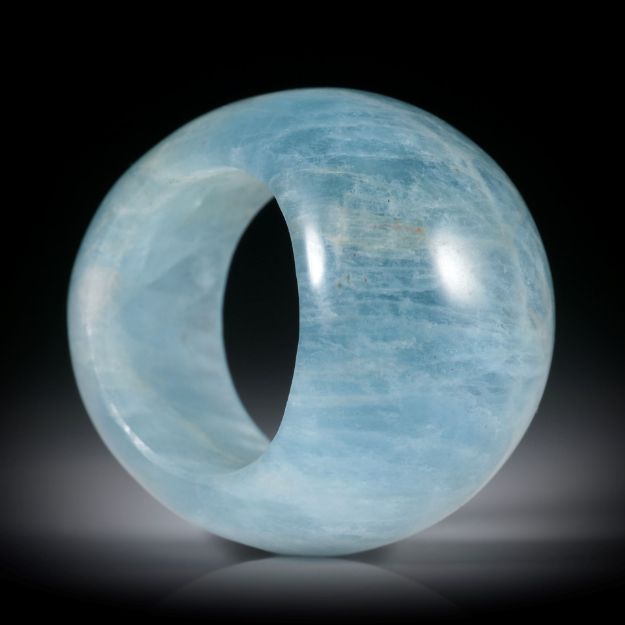 Edelsteinring aus Aquamarin, im Verlauf geschliffen und poliert, Breite oben/unten 22/13mm, Innendurchmesser 19mm