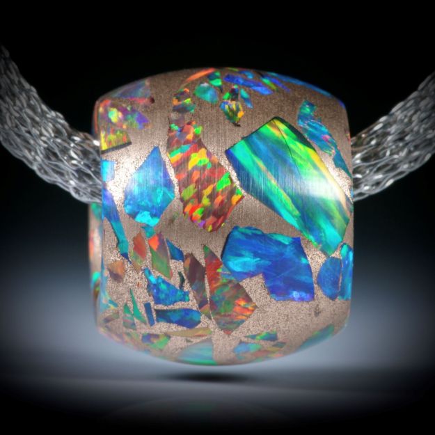 Anhänger aus synthetischem Opal in Bronzematrix, Fassform feinmatt, Durchmesser 16.8mm, Länge 14mm, Bohrung 8mm
