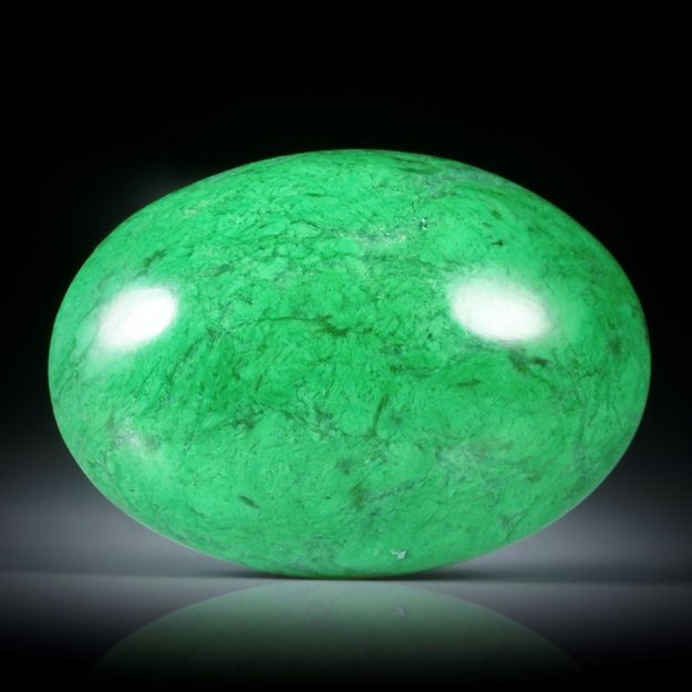Maw-sit-sit, Chloromelanit, Myanmar,19.96ct. ovaler Cabochon ca.23.9x17x7.5mm