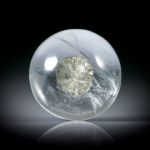 Quarz mit zentrischem Einschluss 6.97ct. Runder Cabochon ca.13.1x13x5.6mm