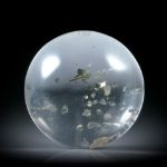 Quarz Cabochon mit Pyrit Einschlüssen, runde Form, 31.35ct. ca.20.5x20.5x10.2mm