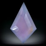 Chalcedon, violett transluzent 44.1ct. Drachenform facettiert ca. 45.7x29x7mm