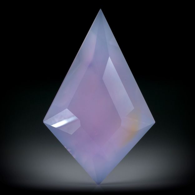 Chalcedon, violett transluzent 44.1ct. Drachenform facettiert ca. 45.7x29x7mm