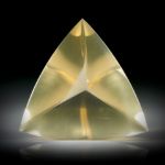 Lemonquarz (bestrahlter Quarz) 51.23ct. Dreieckform ca.30.5x28.6x15.6mm