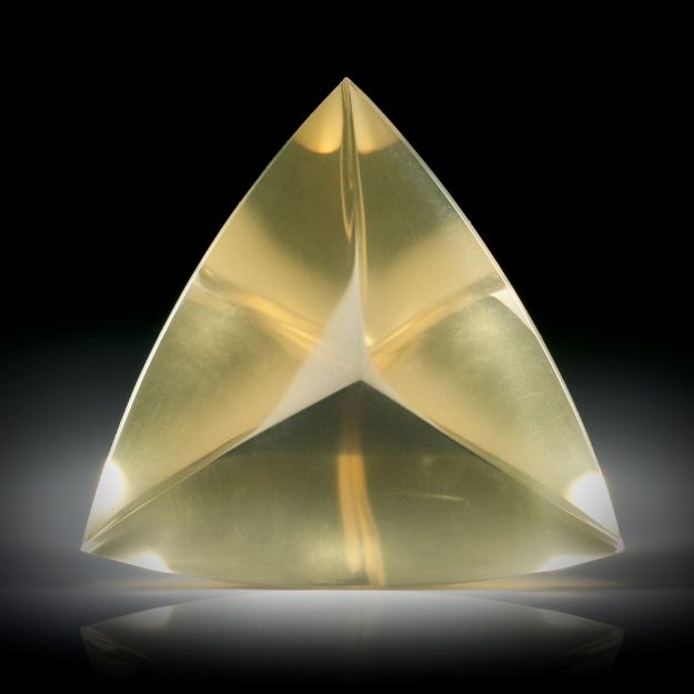 Lemonquarz (bestrahlter Quarz) 51.23ct. Dreieckform ca.30.5x28.6x15.6mm
