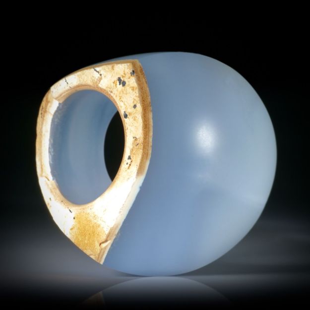 Edelsteinring Chalcedon mit halbrunder Tafelfläche, poliert, teilweise naturbelassen, Breite unten 12.2mm, Innendurchmesser 18.1mm
