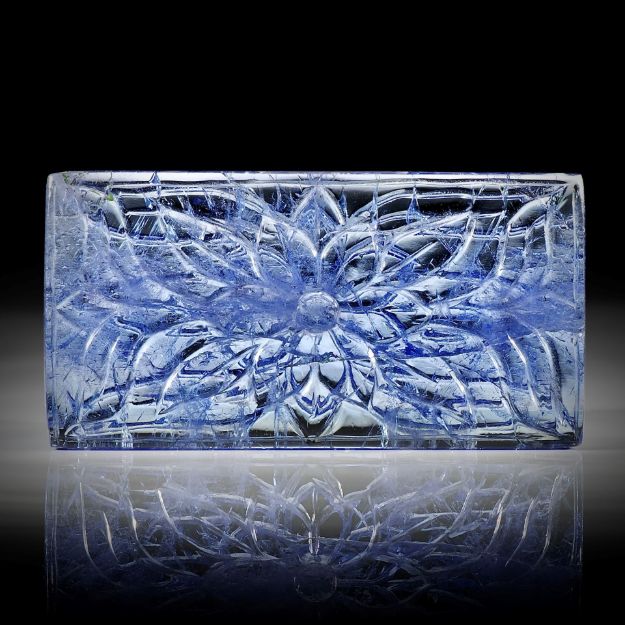Tansanit Schnitzerei 34.39ct. Rechteck einseitig graviert ca.42x21.5x3mm