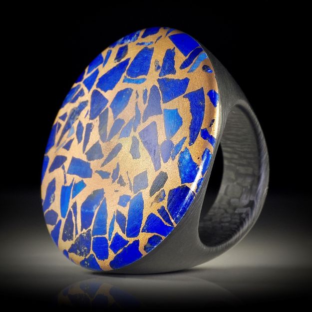 Edelsteinring Lapislazuli, in Bronze, mit Karbon Ringschiene, Tafeldurchmesser 33mm, Innendurchmesser 18.2mm
