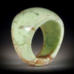 Edelsteinring Zitronenchrysopras, im Verlauf geschliffen und poliert, Breite unten 9.3mm, Innendurchmesser 19.1mm