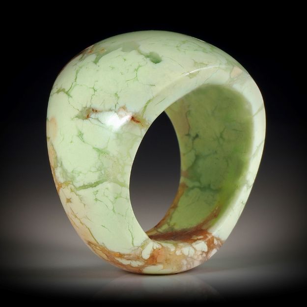 Edelsteinring Zitronenchrysopras, im Verlauf geschliffen und poliert, Breite unten 9.3mm, Innendurchmesser 19.1mm