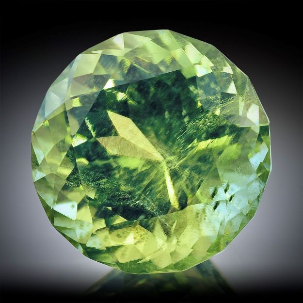 Peridot 6.9ct. Pakistan, Grösse ca.11.5x11.5x8.6mm